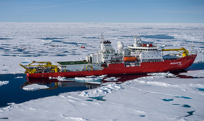 Корейское научно-исследовательское судно направляется на Северный полюс
