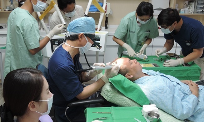 Корейские исследователи через 2-3 года выпустят на рынок инструмент для трансплантации волос