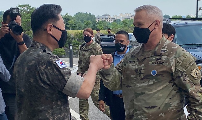 [РК в фотографии] Удар кулаками между корейским и американским генералами