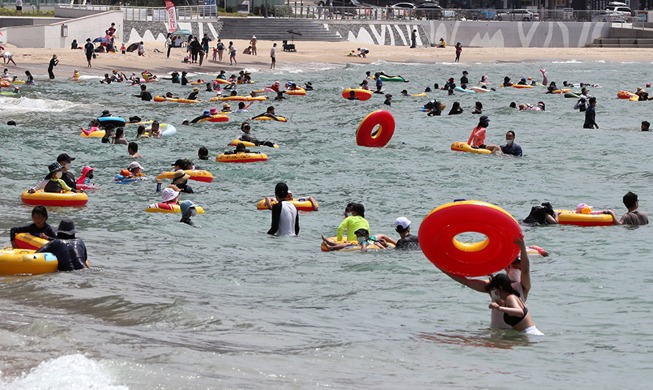 [РК в фотографии] Люди наслаждаются летним отпуском на пляже Хэундэ