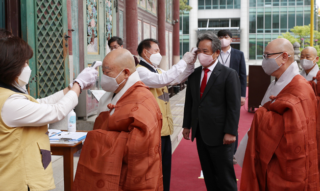 Корейские буддийские монахи молятся против COVID-19