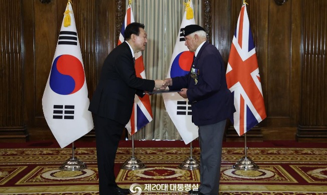 Юн Сок Ёль встретился с ветеранами Корейской войны в Лондоне