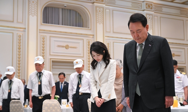 Президент Южной Кореи Юн Сок Ёль организовал обед в честь ветеранов и героев страны