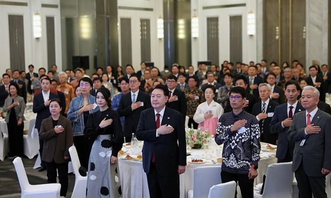 Президент Республики Корея Юн Сок Ёль встретился с корейской диас...
