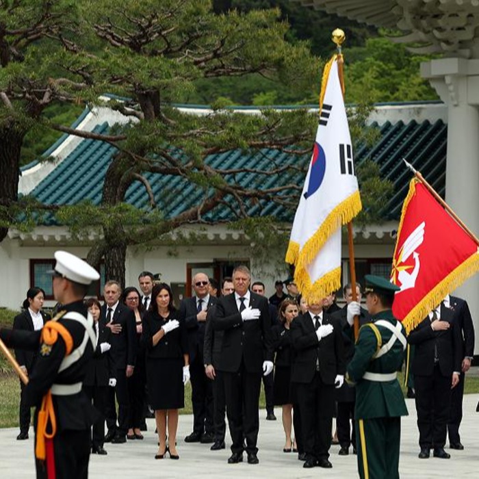Президент Румынии посетил Сеульское национальное кладбище