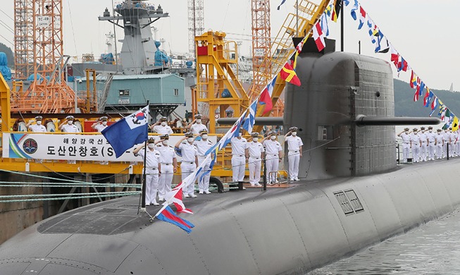 [РК в фотографии] РК спустила на воду первую 3000-тонную подводную лодку южнокорейского производства