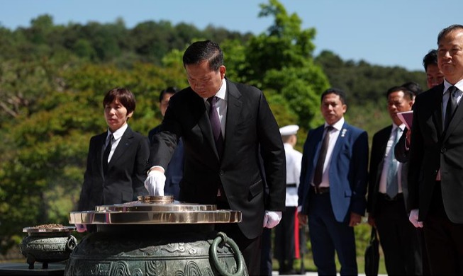 Премьер-министр Камбоджи посетил Сеульское национальное кладбище