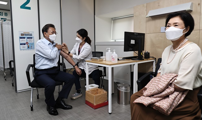 Президент РК и его супруга привились бустерной дозой вакцины от коронавируса