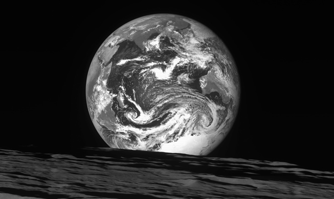 Космический аппарат «Данури» отправил изображения Земли и поверхности Луны