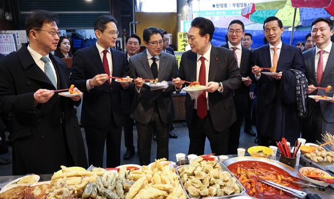 Юн Сок Ёль и руководители корпораций посетили рынок в Пусане