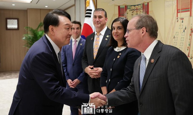 Президент Южной Кореи Юн Сок Ёль провел встречу с конгрессменами США