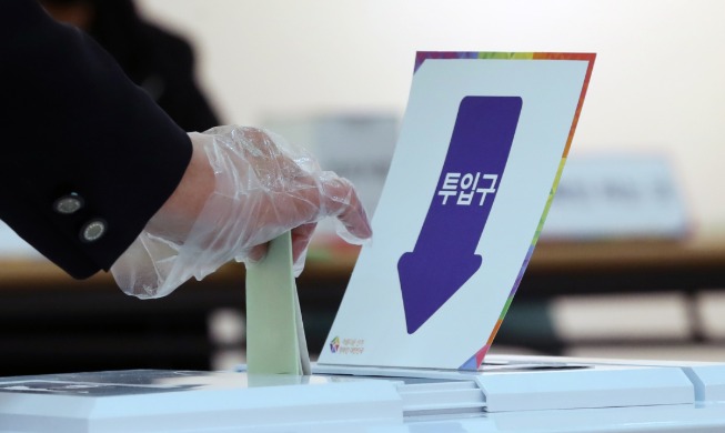 Корейцы голосовали на парламентских выборах, соблюдая меры профилактики коронавируса