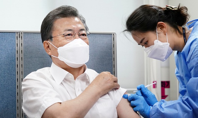 Президент РК назвал вакцину от коронавируса AstraZeneca безопасной