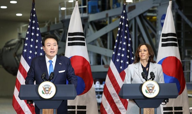 Юн Сок Ёль вместе с вице-президентом США посетил Центр космически...