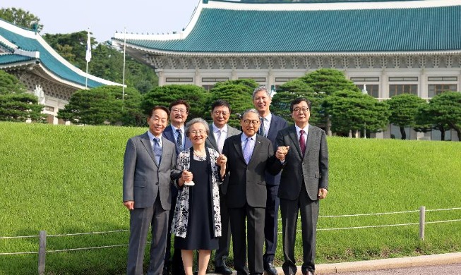 Родственники бывших президентов Южной Кореи посетили выставку в Чхонвадэ
