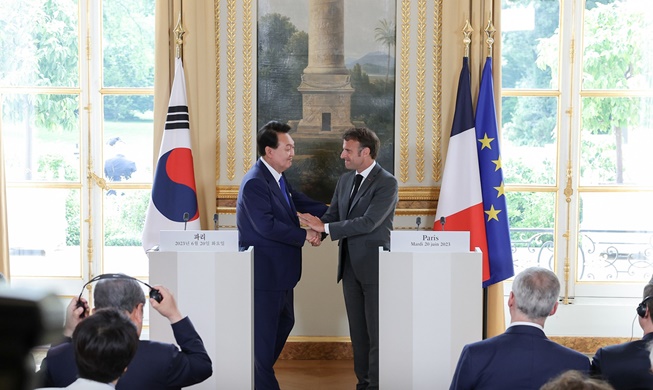 Президент Южной Кореи Юн Сок Ёль провел встречу с лидером Франции