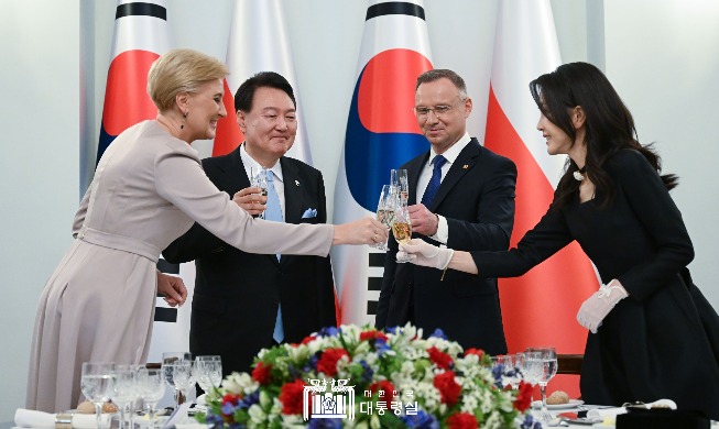 Юн Сок Ёль встретился с президентом и премьер-министром Польши