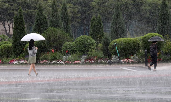[РК в фотографии] Ливневый дождь избавляет от жары