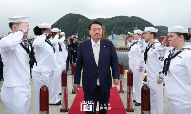 Юн Сок Ёль первым из иностранных лидеров посетил атомную подводную лодку США