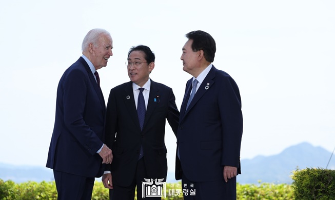 Лидеры Южной Кореи, США и Японии договорились укрепить стратегиче...