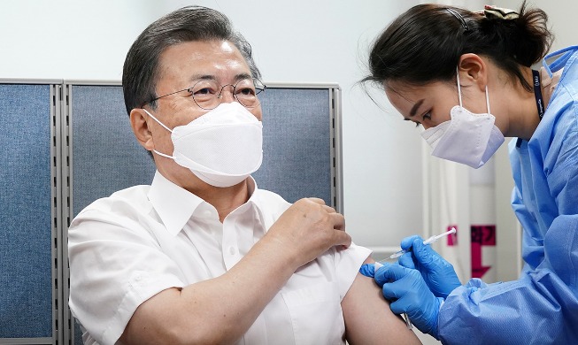 Президент РК с супругой привились вакциной от COVID-19