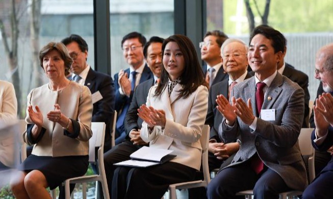 Первая леди Южной Кореи посетила открытие нового посольства Франции в Сеуле