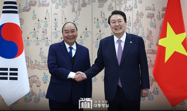 Юн Сок Ёль провел встречу с президентом Вьетнама