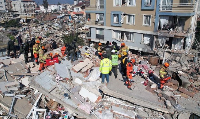 Спасатели из Южной Кореи извлекли из-под завалов в Турции 8 человек