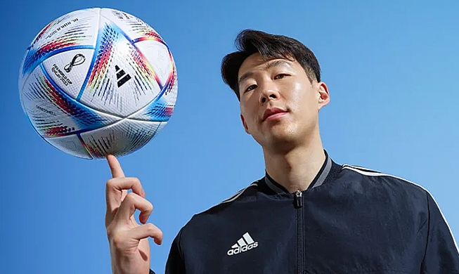 Сон Хын Мин стал моделью для официального мяча ЧМ по футболу в Катаре