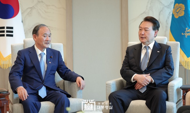 Президент РК Юн Сок Ёль провел встречу с бывшим премьер-министром Японии