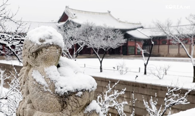 Видео: Снег в дворце Кёнбоккун
