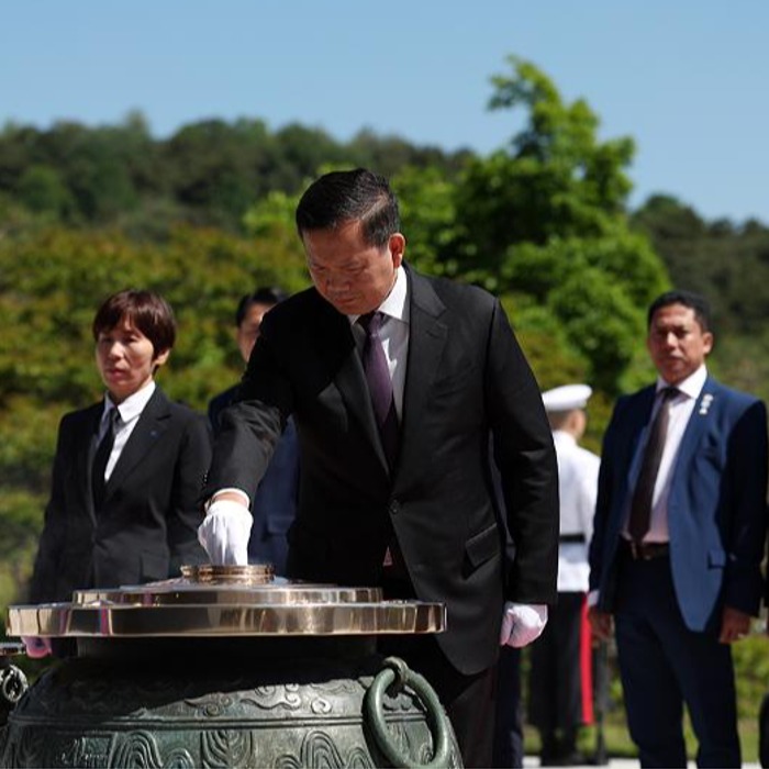Премьер-министр Камбоджи посетил Сеульское национальное кладбище