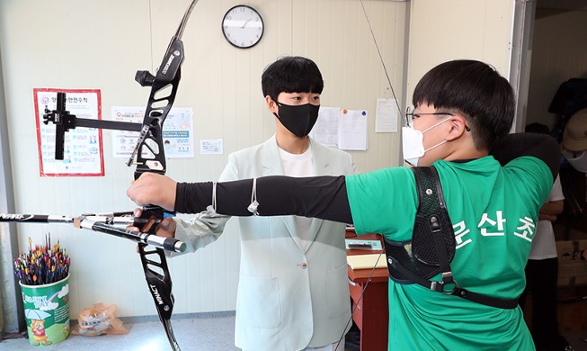 [РК в фотографии] Ан Сан, выигравшая три золотых медали, обучала ученика стрельбе из лука