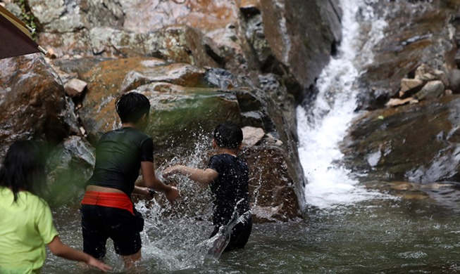 [РК в фотографии] Корейцы играют с водой в ущелье