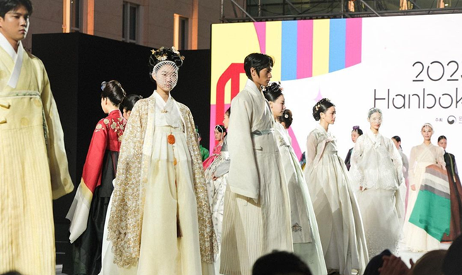 Показ мод коллекций ханбоков от ведущих дизайнеров Кореи
