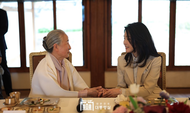 Первая леди Южной Кореи встретилась с мастерами нематериального культурного наследия