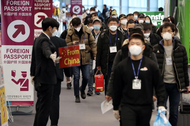 Пассажиры, вернувшиеся из Китая, 5 февраля перешли на карантинную зону. / Фото: Ренхап