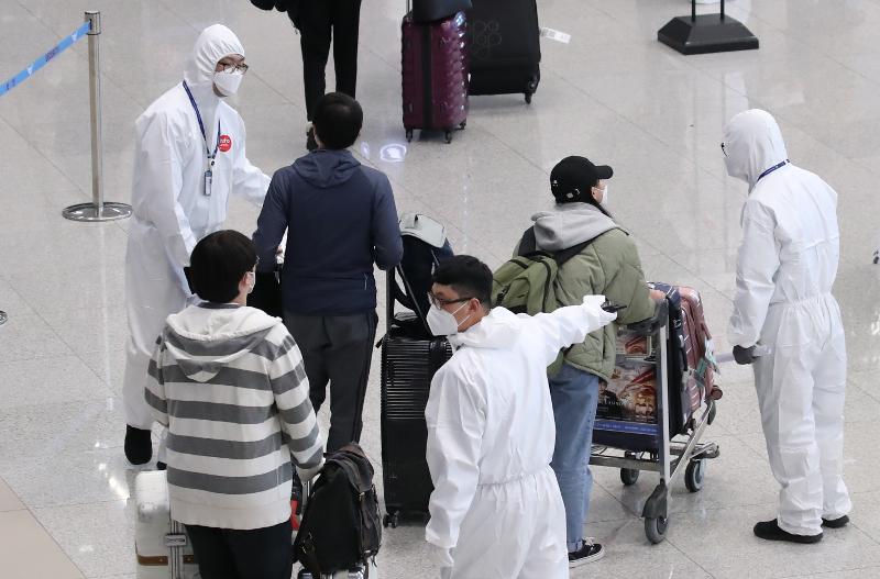 С 1 июня ужесточаются требования к повторному въезду зарегистрированных иностранцев в РК. Их обяжут заранее получить разрешение на повторный въезд и предъявить диагноз на коронавирус. / Фото: Ренхап