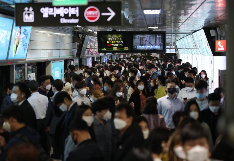 C 26 мая начался масочный режим в общественном транспорте Южной Кореи. Подобное решение было принято с целью предотвращения распространения вируса COVID-19. / Фото: Ренхап