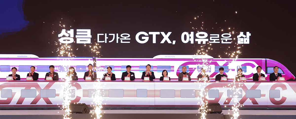 Президент РК Юн Сок Ёль (восьмой слева) 25 января аплодирует участникам церемонии закладки фундамента линии C высокоскоростной железной дороги Great Train eXpress (GTX) в здании администрации города Ыйджонбу в провинции Кёнгидо. 