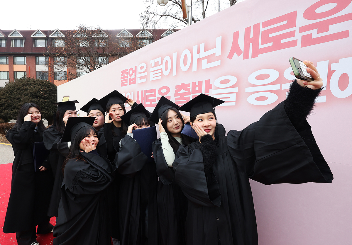 7 февраля выпускницы делают памятное фото на 49-й церемонии вручения дипломов в Сувонском женском университете в районе Квонсон-гу в Сувоне, провинция Кёнгидо.