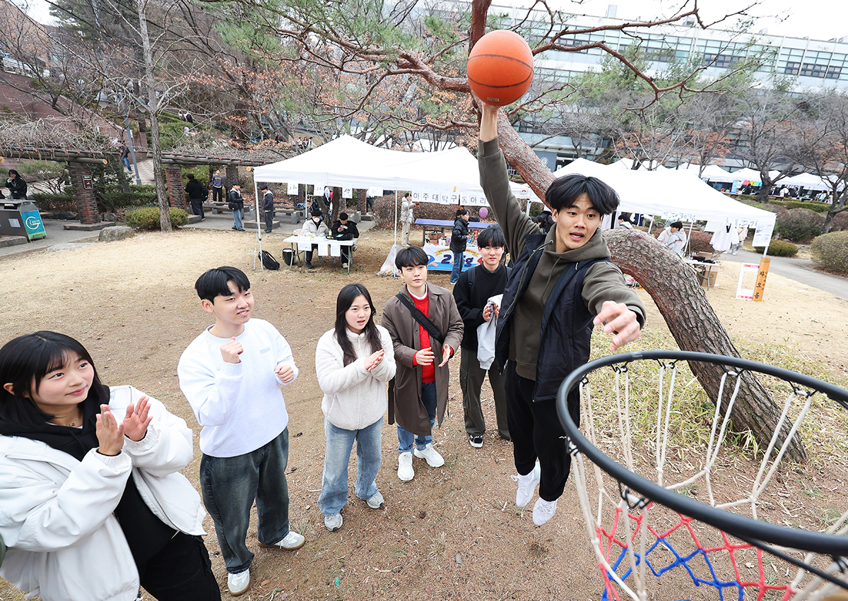 Члены баскетбольного клуба 5 марта приглашают вступить в свой клуб, демонстрируя свои навыки на клубной ярмарке, проводимой в Университете Аджу в городе Сувон, провинция Кёнгидо.