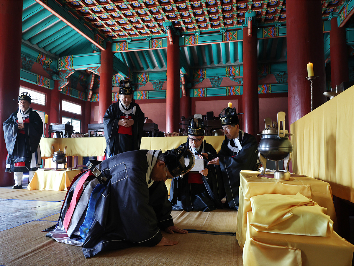 14 марта в зале Пичхондан в Сонгюнгване (Чонно-гу, Сеул) была проведена церемония «Весенний Сокчон Тэчже».