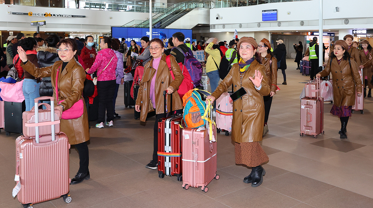 Члены китайской туристической группы по культурному обмену 15 марта прибыли в Корею через Международный пассажирский терминал порта Инчхон в районе Ёнсу-гу в Инчхоне.