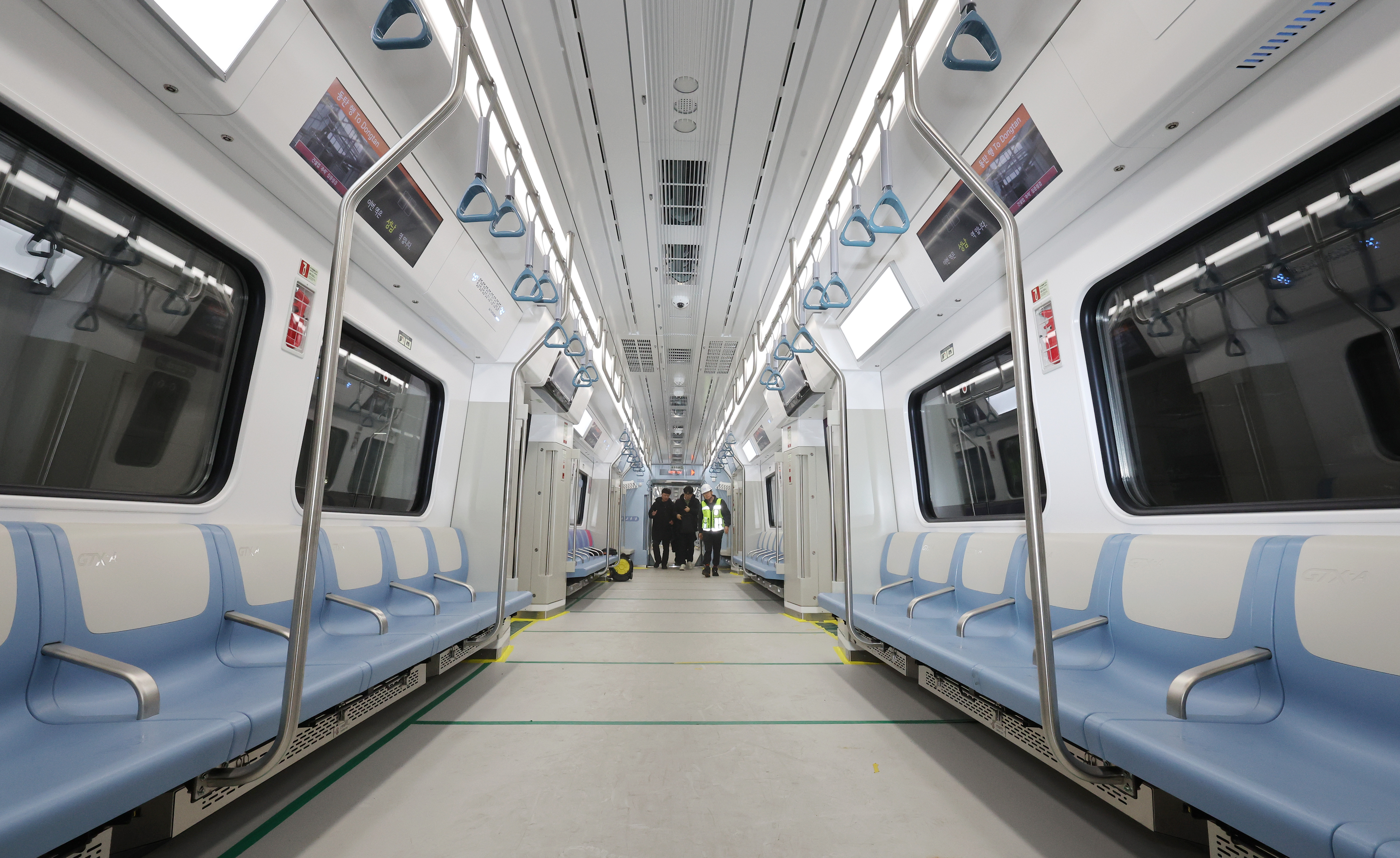 23 февраля состоялся осмотр внутренней части скоростного поезда GTX на линии А (Сусо-Тонтхан) на станции Сусо в районе Каннам-гу в Сеуле. / Фото: Рёнхап