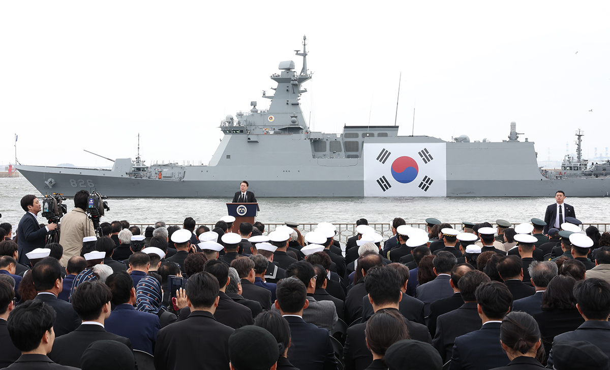 Президент РК Юн Сок Ёль 22 марта произносит торжественную речь на фоне нового корабля «Чхонан» на церемонии памяти 9-й годовщины Дня защиты Желтого моря, состоявшейся в штабе 2-го флота ВМФ в Пхёнтхэке, провинция Кёнгидо.