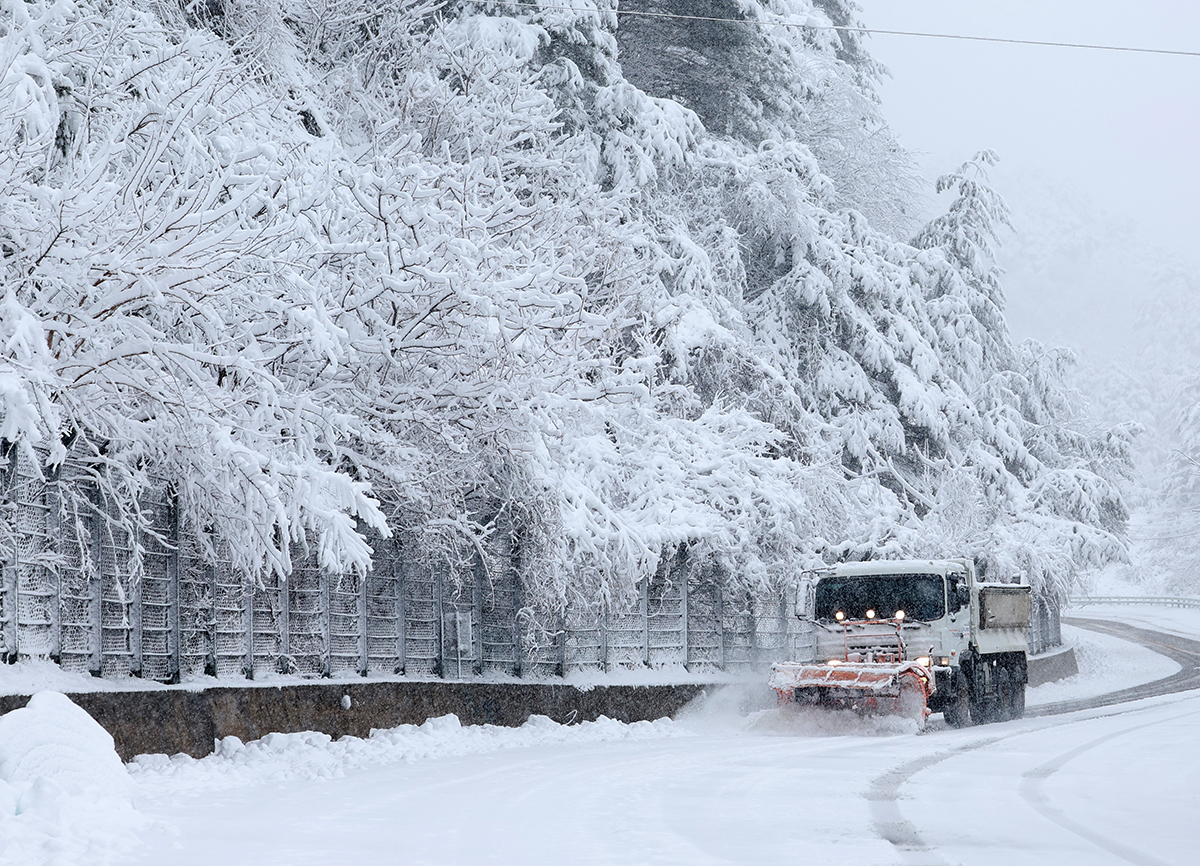 Утром 26 марта, когда в горных районах Канвондо выпало до 30 см снега, на старой дороге Гуренрён, в уезде Янъян-гун, эвакуаторы занимаются уборкой скопившегося снега. 