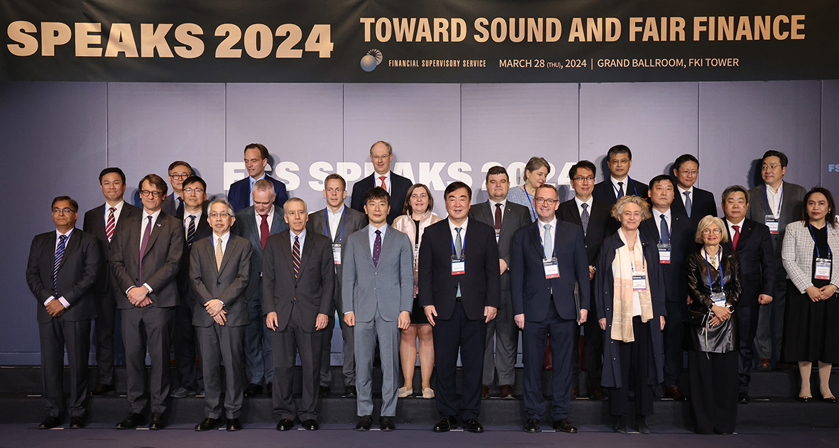 Глава Службы финансового надзора (FSS) Ли Бок Хён (пятый слева в первом ряду) 28 марта позирует для группового фото с иностранными послами и финансовыми руководителями в Корее на мероприятии «FSS Speaks 2024», проходившем в Федерации корейской промышленности в районе Ёндынпхо-гу в Сеуле.