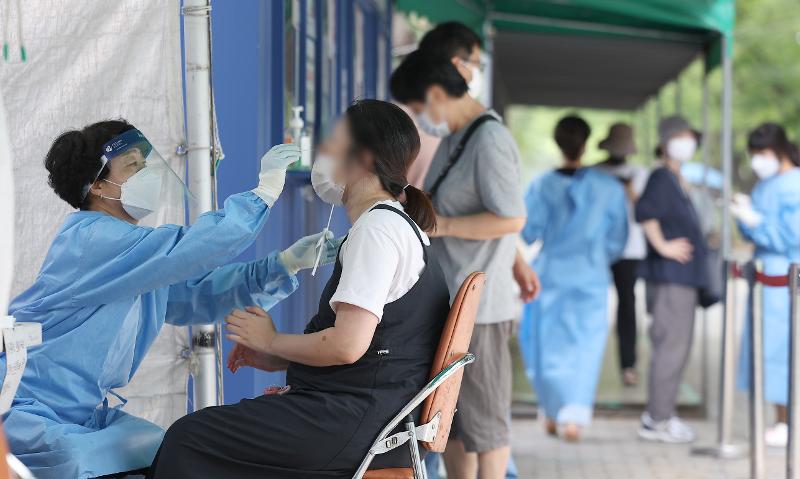 Согласно докладу ВОЗ, четыре карантинные политики Кореи в отношении COVID-19 были выбраны в качестве лучших. На фото медицинский персонал, проводящий тест на COVID-19 в скрининговой клинике Центра общественного здравоохранения в Тэгу 23 августа прошлого года. / Фото: Рёнхап
