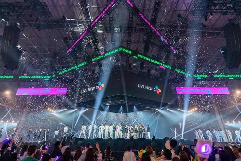 «KCON JAPAN 2023», проходившую в выставочном комплексе «Макухари Мессе» в Японии с 12 по 14 мая прошлого года, посетило 480 тысяч человек. KCON является знаковым событием корейской культуры в Японии. / Фото: CJ ENM